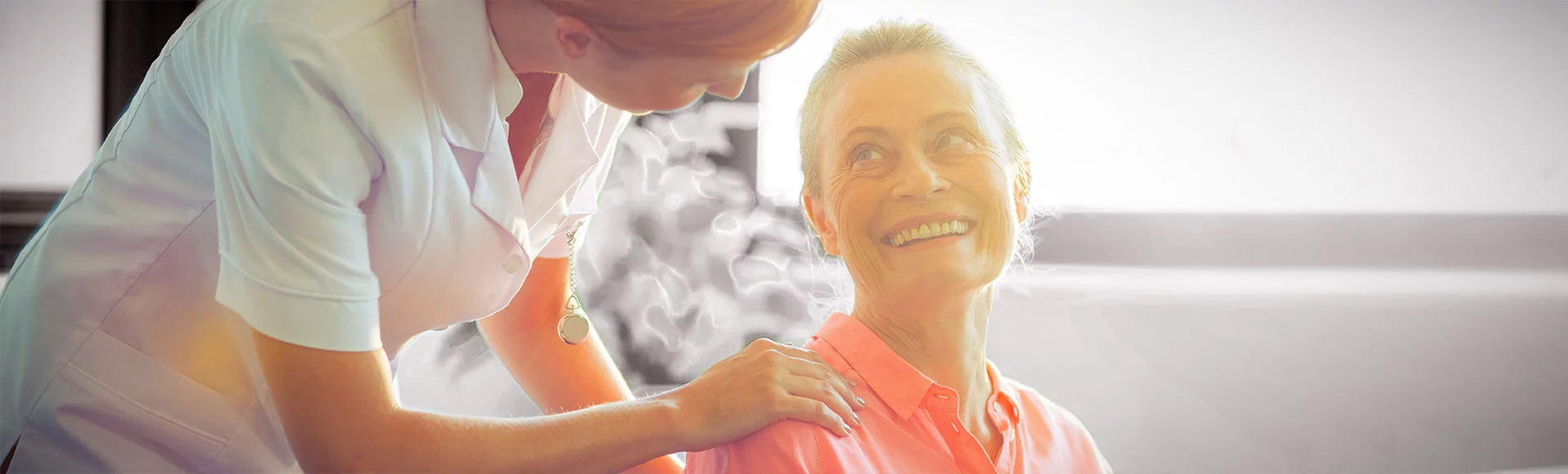 Zwei Frauen lachen zusammen