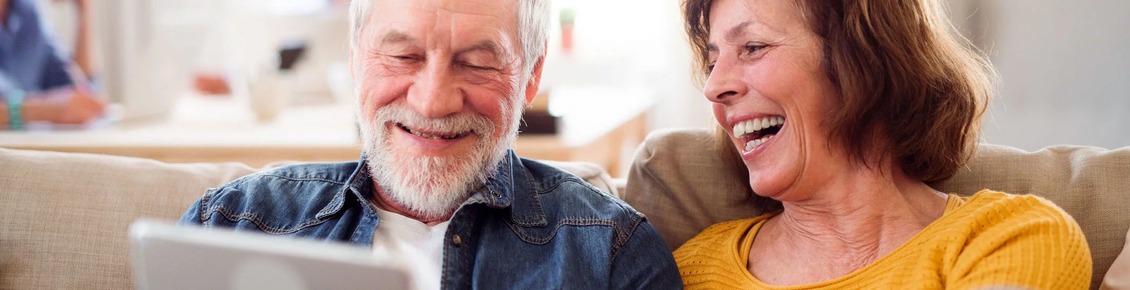 Ein Mann und eine Frau lachen zusammen