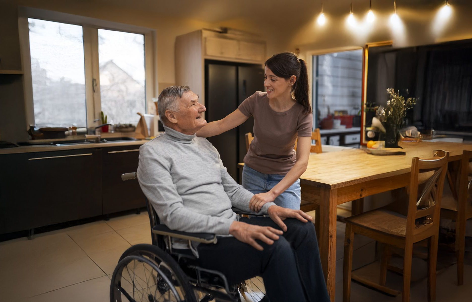 Mann im Rollstuhl am Tisch